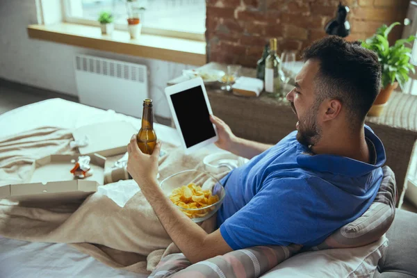 Hombre perezoso viviendo toda la vida en su cama rodeado de desorden — Foto de Stock