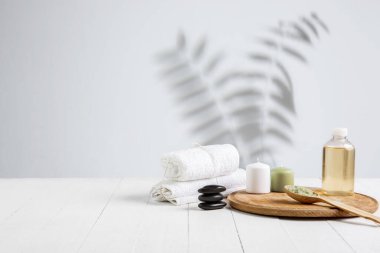 Sağlık merkezindeki masaj masasında güzel bir spa kompozisyonu.