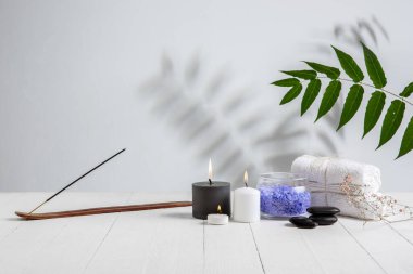 Sağlık merkezindeki masaj masasında güzel bir spa kompozisyonu. Duvarda gölgeler bırakır