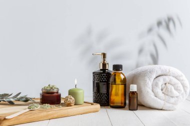 Sağlık merkezindeki masaj masasının üzerine güzel bir spa kompozisyonu. Telif alanı, geride gölge bırakır.