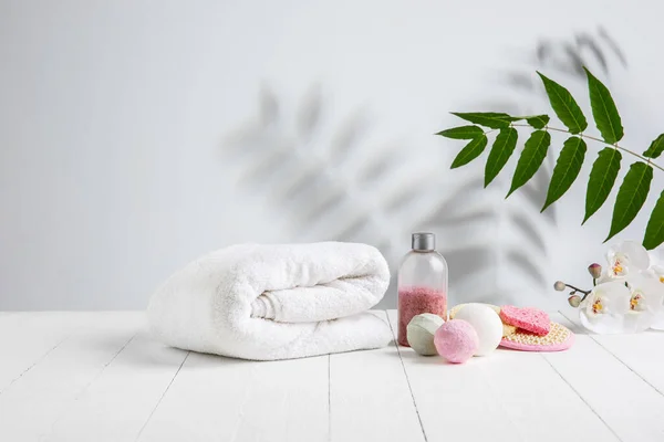 Schöne Wellness-Komposition auf Massageliege im Wellness-Center, Kopierraum. Hinterlässt Schatten an der Wand — Stockfoto