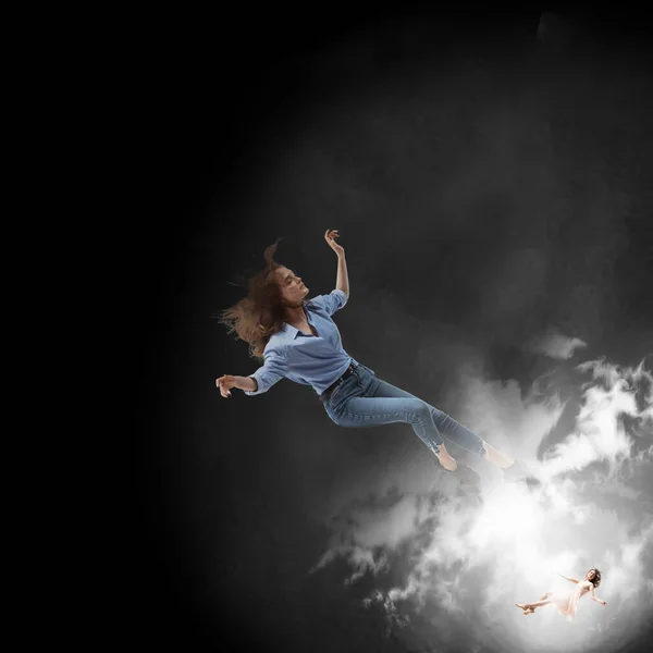 Mid-air szépség. Teljes hossz stúdió lövés vonzó fiatal nő lebeg a levegőben, és tartsa csukva a szemét — Stock Fotó