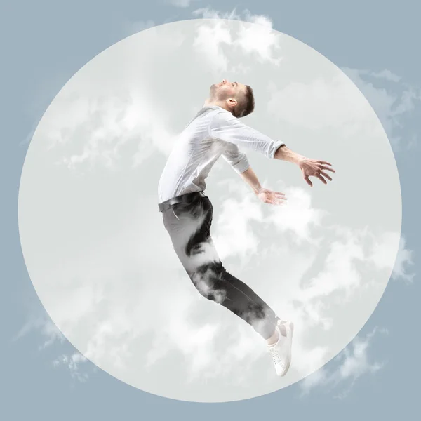 Красавица в воздухе. Полнометражный студийный снимок привлекательного молодого человека, висящего в воздухе и закрывающего глаза — стоковое фото