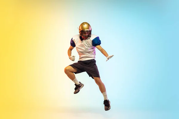 Американський футболіст ізольований на градієнтному фоні в неоновому світлі — стокове фото