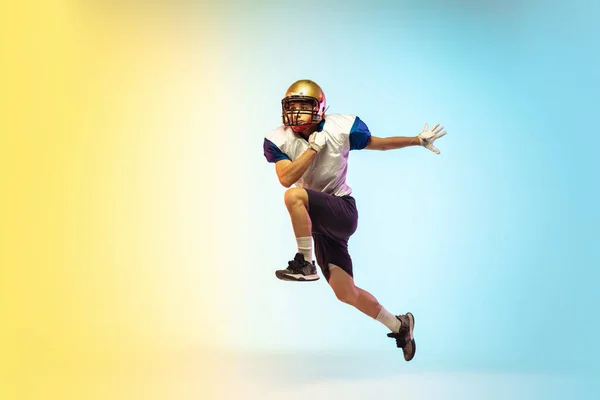 Giocatore di football americano isolato su sfondo gradiente studio in luce al neon — Foto Stock