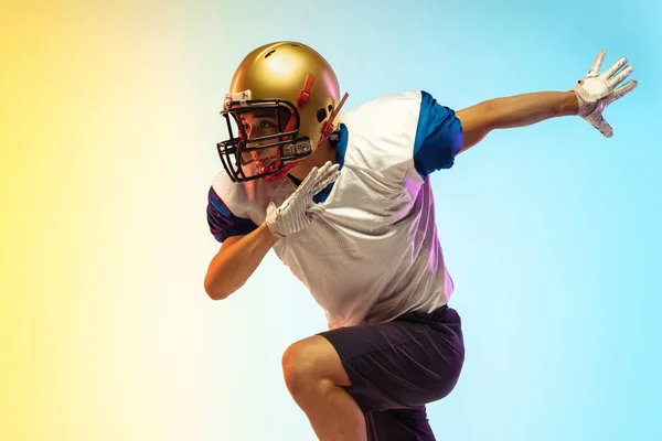 American-Football-Spieler isoliert auf Gradienten-Studiohintergrund im Neonlicht — Stockfoto