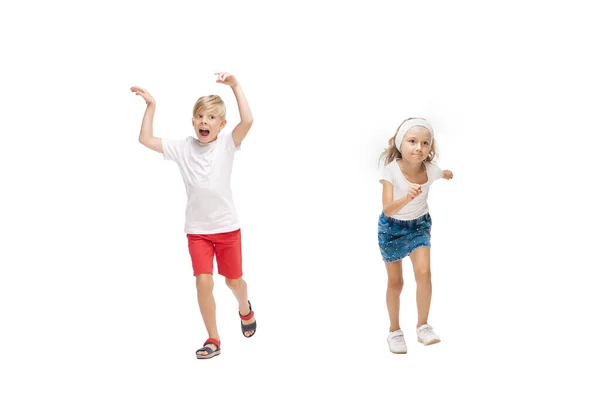 Feliz pouco caucasiano menina e menino pulando e correndo isolado no fundo branco — Fotografia de Stock