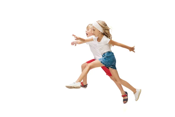 Feliz niña caucásica y chico saltando y corriendo aislado sobre fondo blanco — Foto de Stock