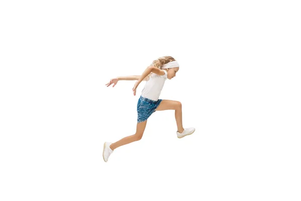 Happy little kaukaskie dziewczyna skoków i działa odizolowany na białym tle — Zdjęcie stockowe