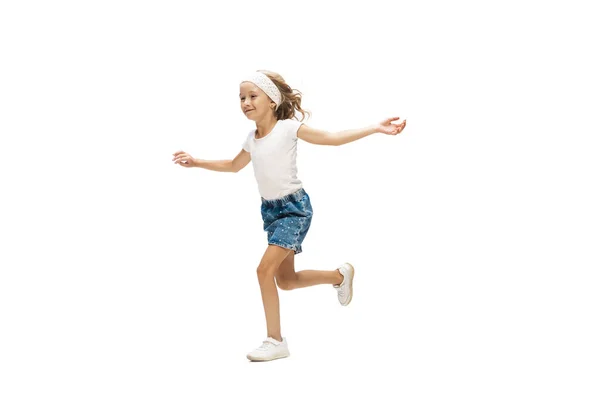Gelukkig klein Kaukasisch meisje springen en lopen geïsoleerd op witte achtergrond — Stockfoto