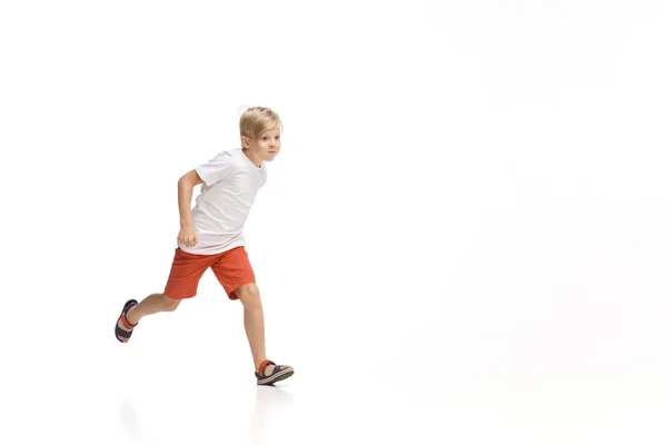 Feliz niño caucásico saltando y corriendo aislado sobre fondo blanco —  Fotos de Stock