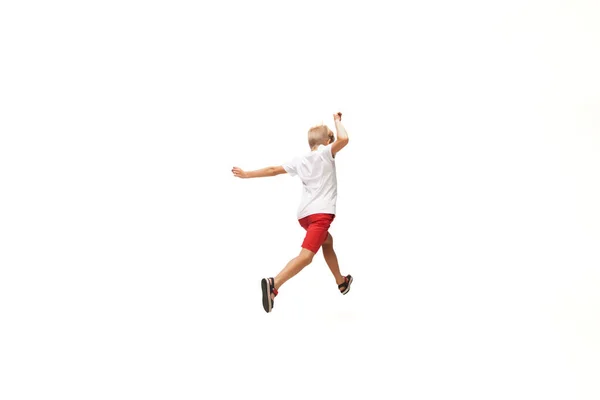 Glücklicher kleiner kaukasischer Junge springt und rennt isoliert auf weißem Hintergrund — Stockfoto