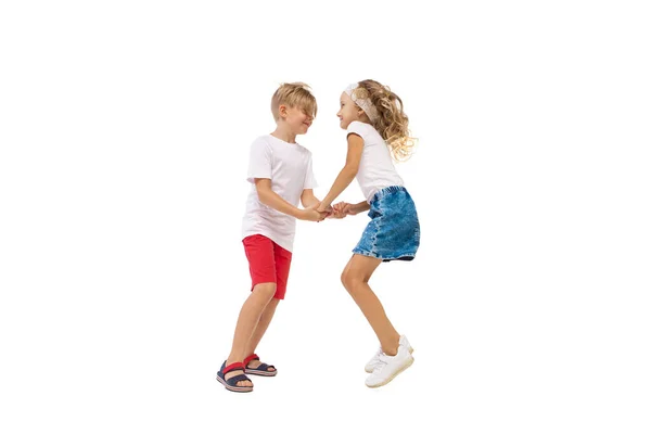 Feliz pouco caucasiano menina e menino pulando e correndo isolado no fundo branco — Fotografia de Stock