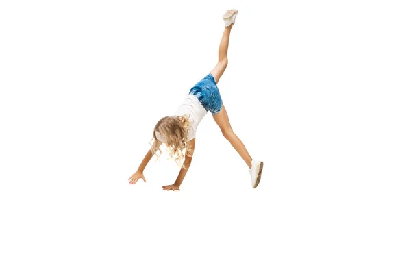 Felice piccola ragazza caucasica saltare e correre isolato su sfondo bianco — Foto Stock