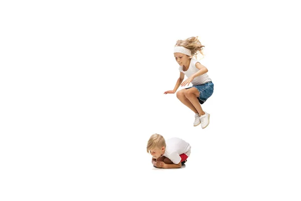 하얀 배경에 고립 된 채뛰어오르고 달리는 행복 한 코카서스 소녀와 소년 — 스톡 사진