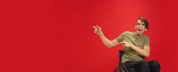 Retrato de hombre joven caucásico aislado sobre fondo rojo del estudio. Concepto de emociones humanas — Foto de Stock