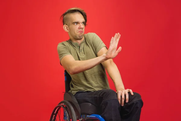 Retrato de hombre joven caucásico aislado sobre fondo rojo del estudio. Concepto de emociones humanas —  Fotos de Stock