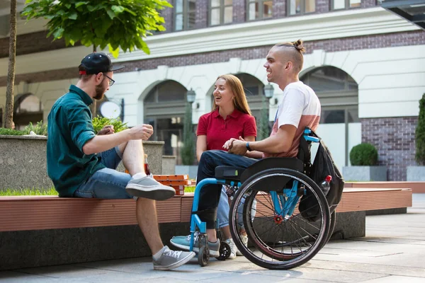 Groep vrienden maken een wandeling op citys straat in de zomer dag — Stockfoto