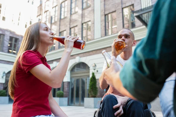 Grupo de amigos dando un paseo por la calle citys en el día de verano — Foto de Stock