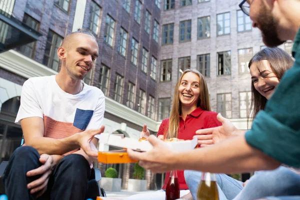 Bir grup arkadaş yaz günü Cityler caddesinde gezintiye çıkıyor.