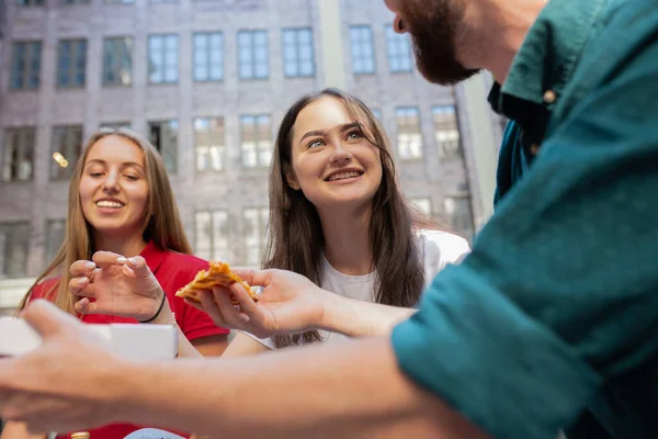 Turistas, amigos desfrutando de pizza na rua e sorrindo. Verão, fast food — Fotografia de Stock