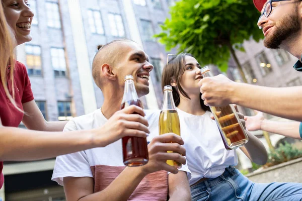 Vänner som promenerar på Citys Street på sommardagen — Stockfoto