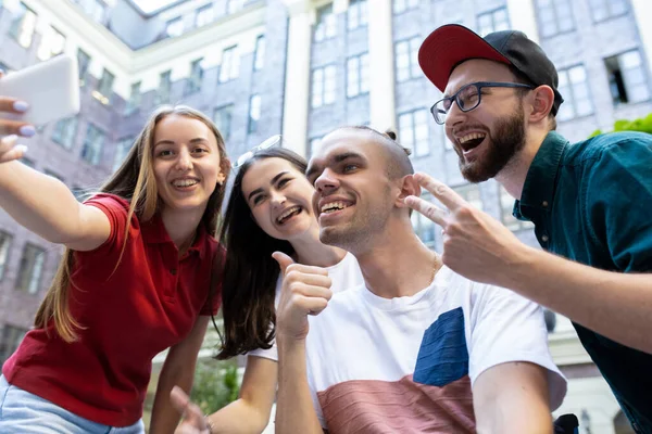 Bir grup arkadaş yaz günü Cityler caddesinde gezintiye çıkıyor.