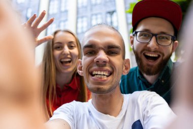 Bir grup arkadaş yaz günü Cityler caddesinde gezintiye çıkıyor.