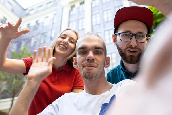 Grupo de amigos dando un paseo por la calle citys en el día de verano — Foto de Stock