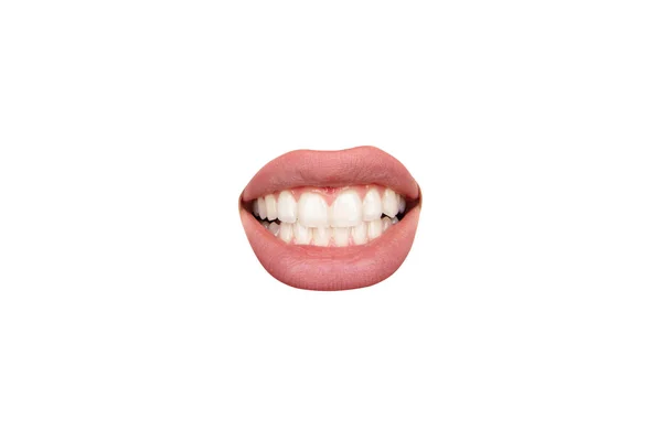 흰 스튜디오 배경 위에 분리 해 놓은 누드 립스틱 을 입고 있는 암컷의 입을 가까이 서 본 모습 — 스톡 사진