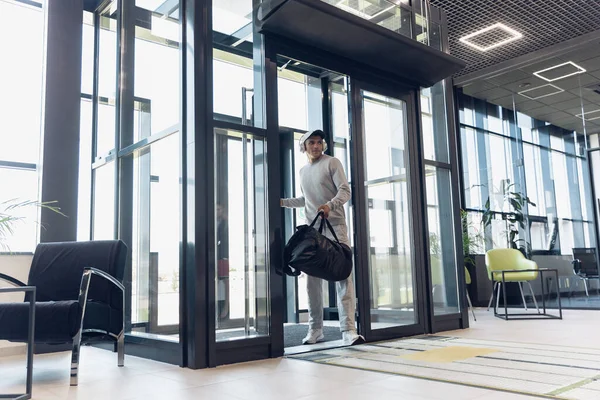 Jaki sport lubisz najbardziej? man against modern glassed building, airport in megapolis — Zdjęcie stockowe