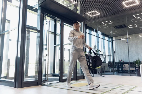 Jaki sport lubisz najbardziej? man against modern glassed building, airport in megapolis — Zdjęcie stockowe