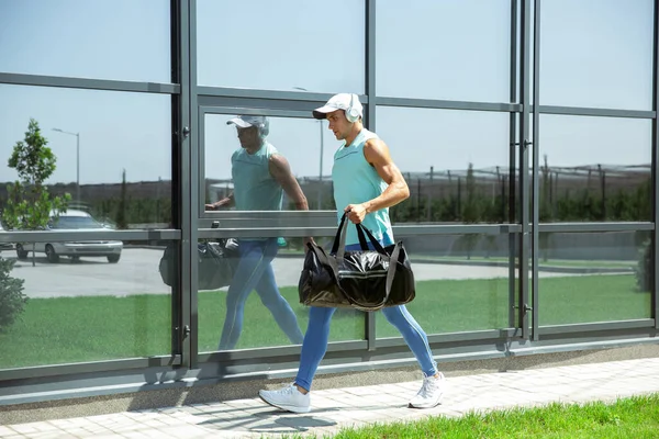 Jaki sport lubisz najbardziej? man against modern glassed building, airport in megapolis — Zdjęcie stockowe