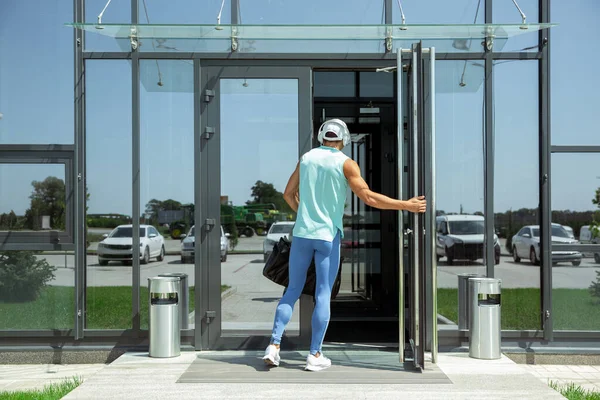 Homem de esportes contra edifício de vidro moderno, aeroporto em megapolis — Fotografia de Stock