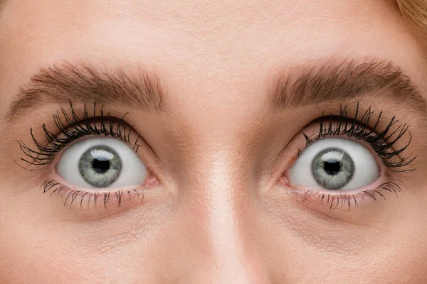 Close up de rosto de bela mulher jovem caucasiana, foco nos olhos — Fotografia de Stock