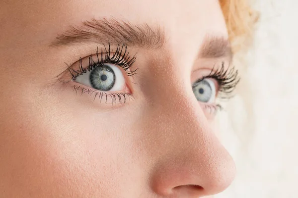 Primer plano de la cara de la hermosa mujer joven caucásica, se centran en los ojos —  Fotos de Stock