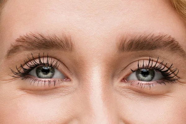 Close up de rosto de bela mulher jovem caucasiana, foco nos olhos — Fotografia de Stock