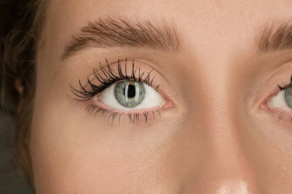 Close up de rosto de bela mulher jovem caucasiana, foco nos olhos — Fotografia de Stock