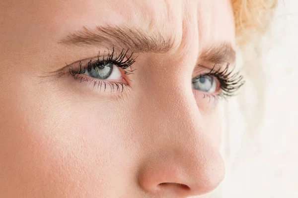 Nahaufnahme des Gesichts der schönen kaukasischen jungen Frau, Fokus auf die Augen — Stockfoto