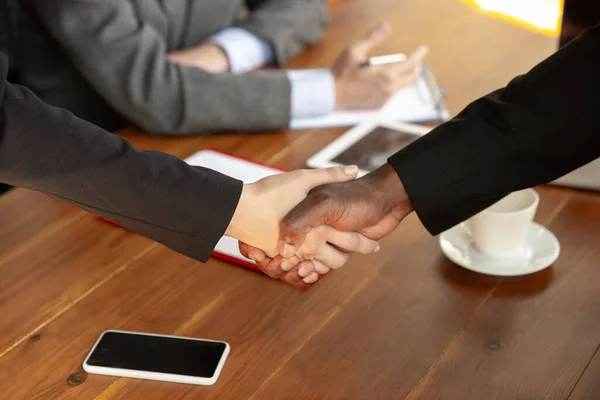 Крупним планом бізнесмени тремтять руками в конференц-залі — стокове фото