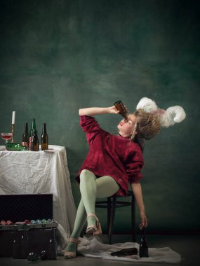 Koyu arkaplanda Marie Antoinette gibi genç bir kadın. Retro biçimi, dönemin karşılaştırması.