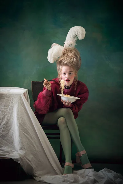 Ung kvinde som Marie Antoinette på mørk baggrund. Retro stil, sammenligning af epoker koncept. - Stock-foto