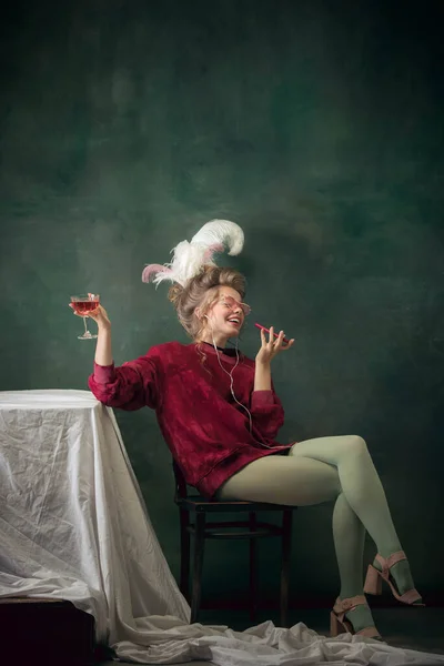 Mujer joven como María Antonieta sobre fondo oscuro. Estilo retro, comparación de conceptos de eras. — Foto de Stock