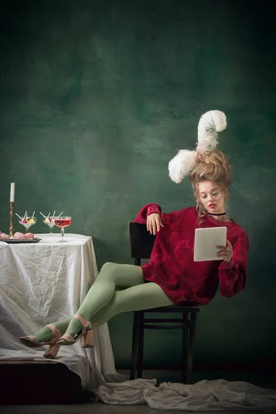 Młoda kobieta jako Marie Antoinette na ciemnym tle. Styl retro, porównanie koncepcji ery. — Zdjęcie stockowe