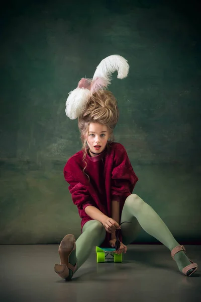 Jovem como Marie Antoinette em fundo escuro. Estilo retro, comparação do conceito eras. — Fotografia de Stock