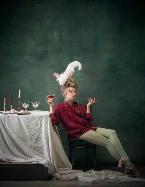 Mujer joven como María Antonieta sobre fondo oscuro. Estilo retro, comparación de conceptos de eras. — Foto de Stock