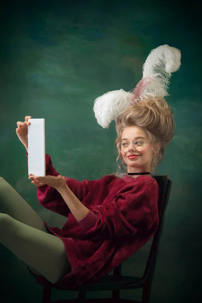 Mujer joven como María Antonieta sobre fondo oscuro. Estilo retro, comparación de conceptos de eras. — Foto de Stock