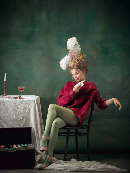 Ung kvinna som Marie Antoinette på mörk bakgrund. Retrostil, jämförelse av tidsepoker koncept. — Stockfoto