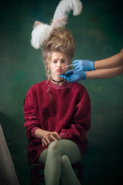 Mujer joven como María Antonieta sobre fondo oscuro. Estilo retro, comparación de conceptos de eras. — Foto de Stock