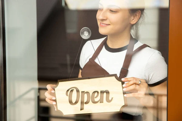 Panneau ouvert sur le verre d'un café de rue ou d'un restaurant — Photo